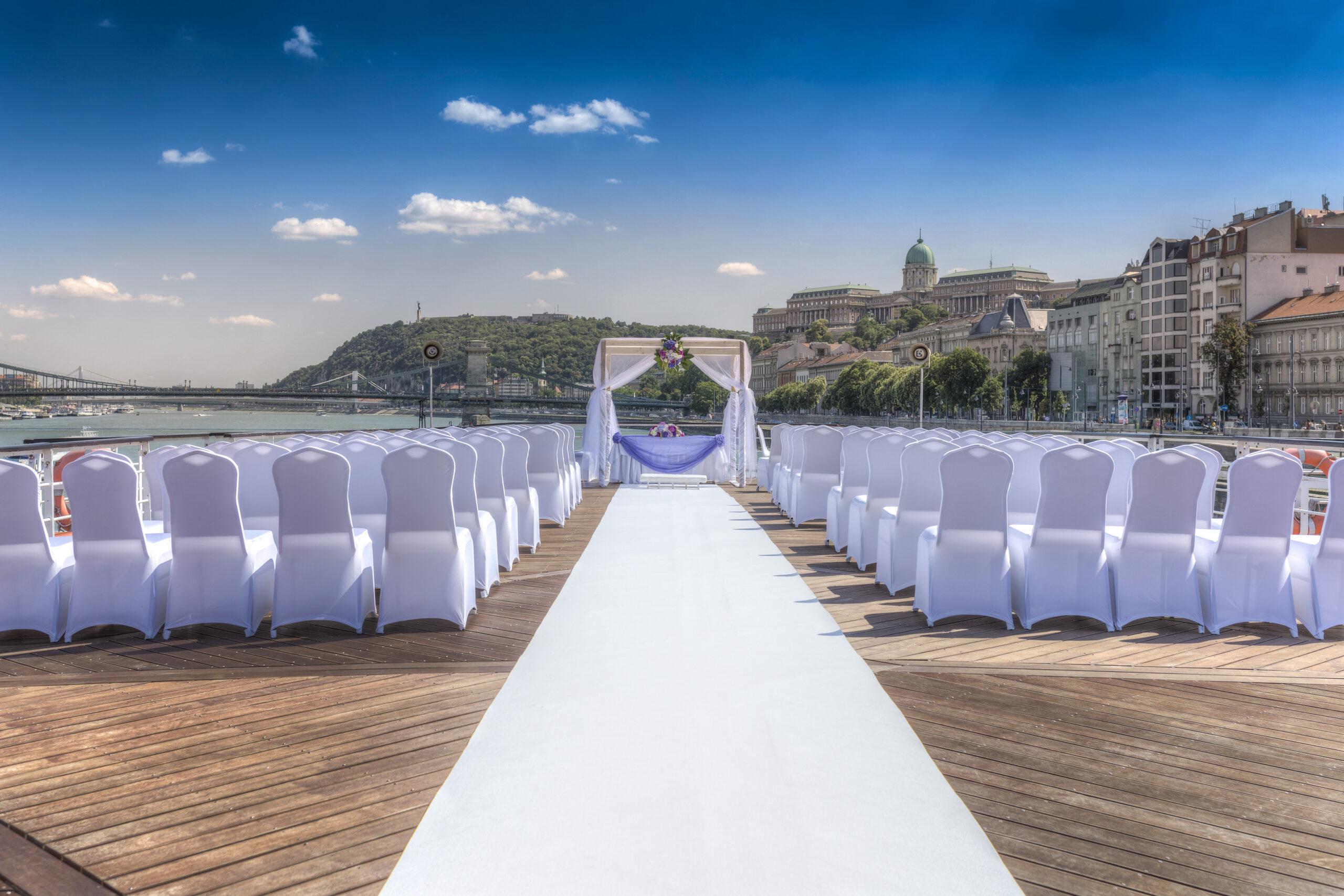 Hajós esküvő Budapest szívében: szertartás, vacsora és buli egy helyen a Duna hullámain. A Hajós Esküvő csapata minden szervezést levesz a válláról.