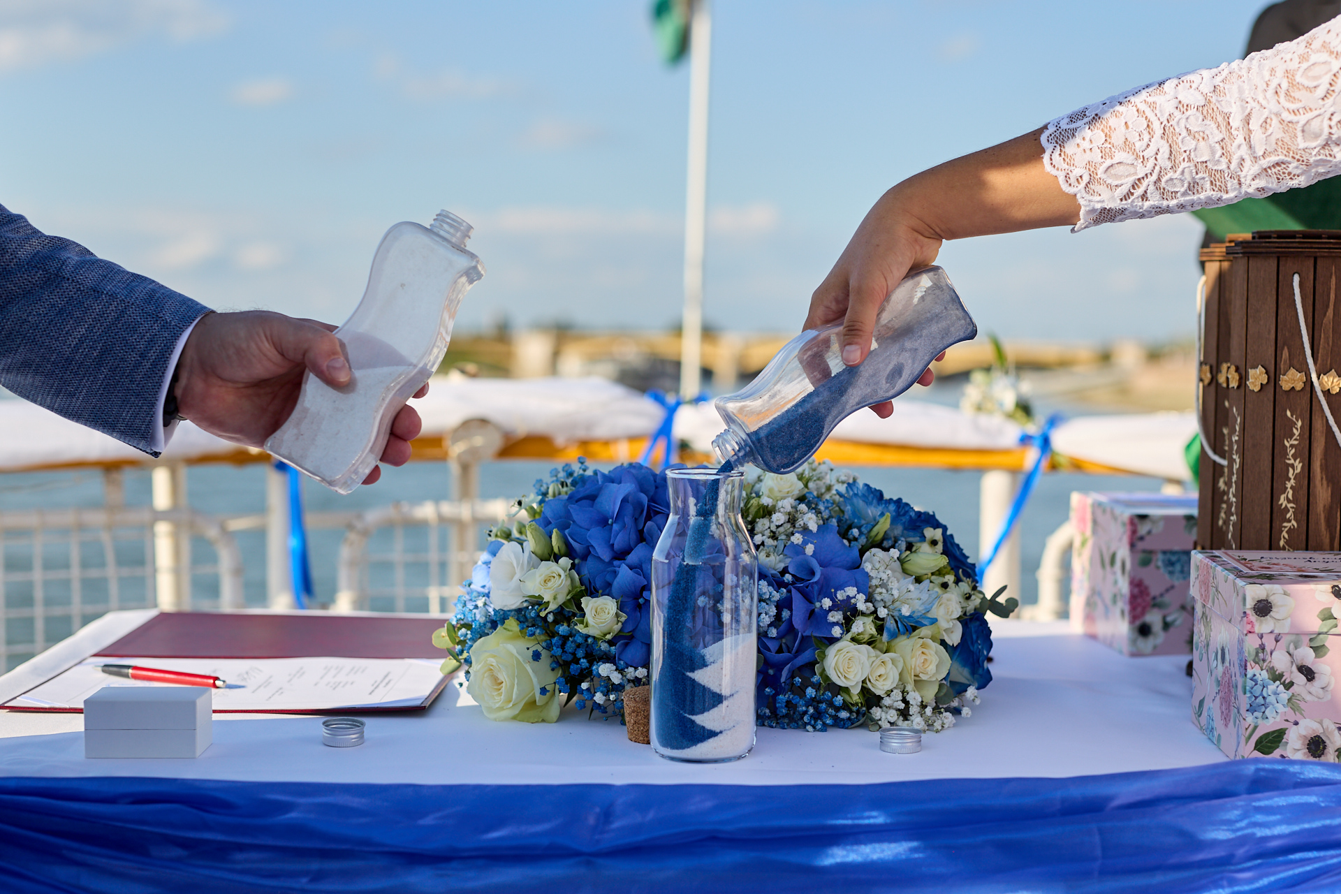 Hajós esküvő Budapest szívében: szertartás, vacsora és buli egy helyen a Duna hullámain. A Hajós Esküvő csapata minden szervezést levesz a válláról.